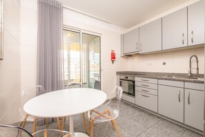 Apartment | Private kitchen - Apartamento Vale Verde by Homie (Funchal)