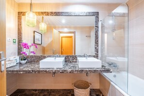 Apartment | Bathroom - Apartamento Vale Verde by Homie (Funchal)