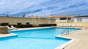 A swimming pool with lounge chairs and a stone feature. - Kiko s House by Acasadascasas (Mafra)