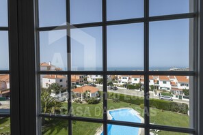 A residential area with houses, a swimming pool, and a clear view of the sea. - Ocean Apartment by Acasadascasas (Mafra)