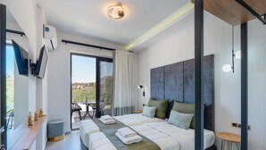 Ett modernt hotellrum med en stor säng, ett skrivbord och en balkong med utsikt.