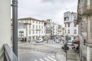 A street view with buildings, cars, and pedestrians. - Nomad s Formosa Nest - 1bed Porto (Porto)