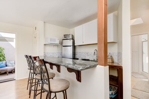 Een microgolfoven, een oven, een kookplaat