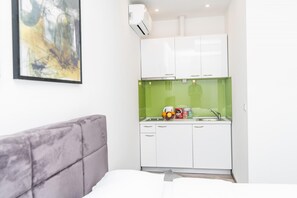 Room - Modern and Bright Studio Heart of the City Center (Sarajevo)