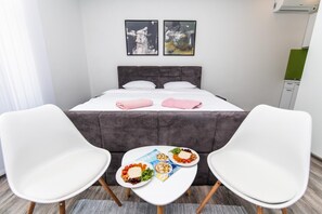 Room - Modern and Bright Studio Heart of the City Center (Sarajevo)