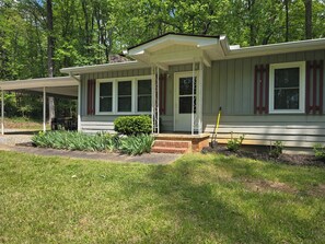 Exterior - Downtown Helen House on 4 acres adjoining Unicoi State Park. Hikers Paradise!!! (Helen)