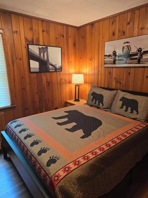 2 bedrooms, WiFi, bed sheets - Downtown Helen House on 4 acres adjoining Unicoi State Park. Hikers Paradise!!! (Helen)