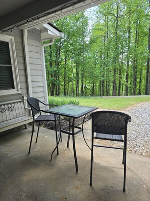 Outdoor dining - Downtown Helen House on 4 acres adjoining Unicoi State Park. Hikers Paradise!!! (Helen)