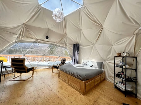 1 bedroom, bed sheets. Dome # 1 with view to the mountains