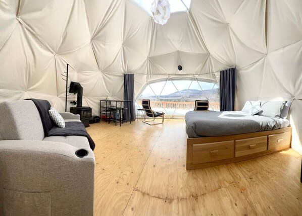 1 bedroom, bed sheets