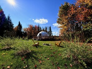 Property grounds - Dome # 1 with view to the mountains (Saint-Gabriel-de-Valcartier)