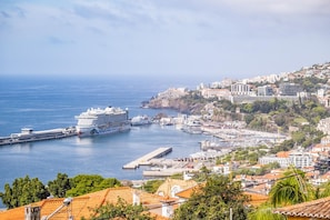 A coastal cityscape with a marina, cruise ships, and residential buildings. - Uptown Sea View by Homie (Funchal)