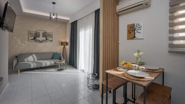 Una sala moderna con sofá, mesa de comedor y obras de arte.