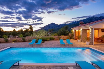 Villa Magnifica with Pool Access