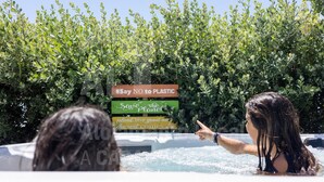Un área de jacuzzi con un cartel que promueve la conciencia ambiental.