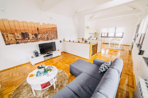 Luxury 3 Story House- Best View- Free Parking