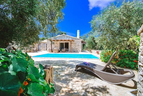 Aristea - 2 BR Villa Surrounded by Olive Groves