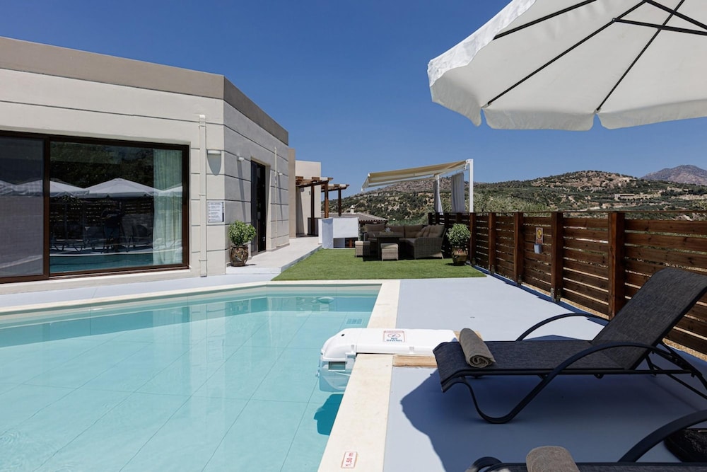 Chnaris Villa image