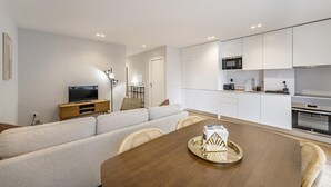 A modern apartment with a living room, dining area, and kitchen. - Nomad s Family - 2bdr Sunny Firmeza (Porto)