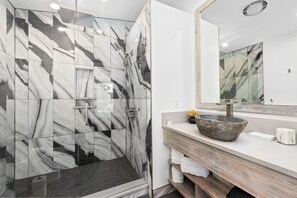 Haartrockner, Handtücher, Seife, Toilettenpapier