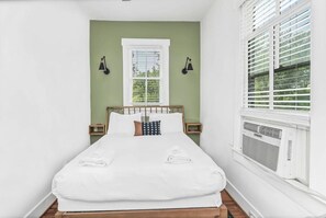 1 bedroom, desk, iron/ironing board, travel cot - Melrose Heights 1BR | Mins to USC | Sleeps 4! (Columbia)