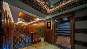 Ein modernes Interieur mit einer Holztreppe, einer Zierdecke und einem Blumentopf.