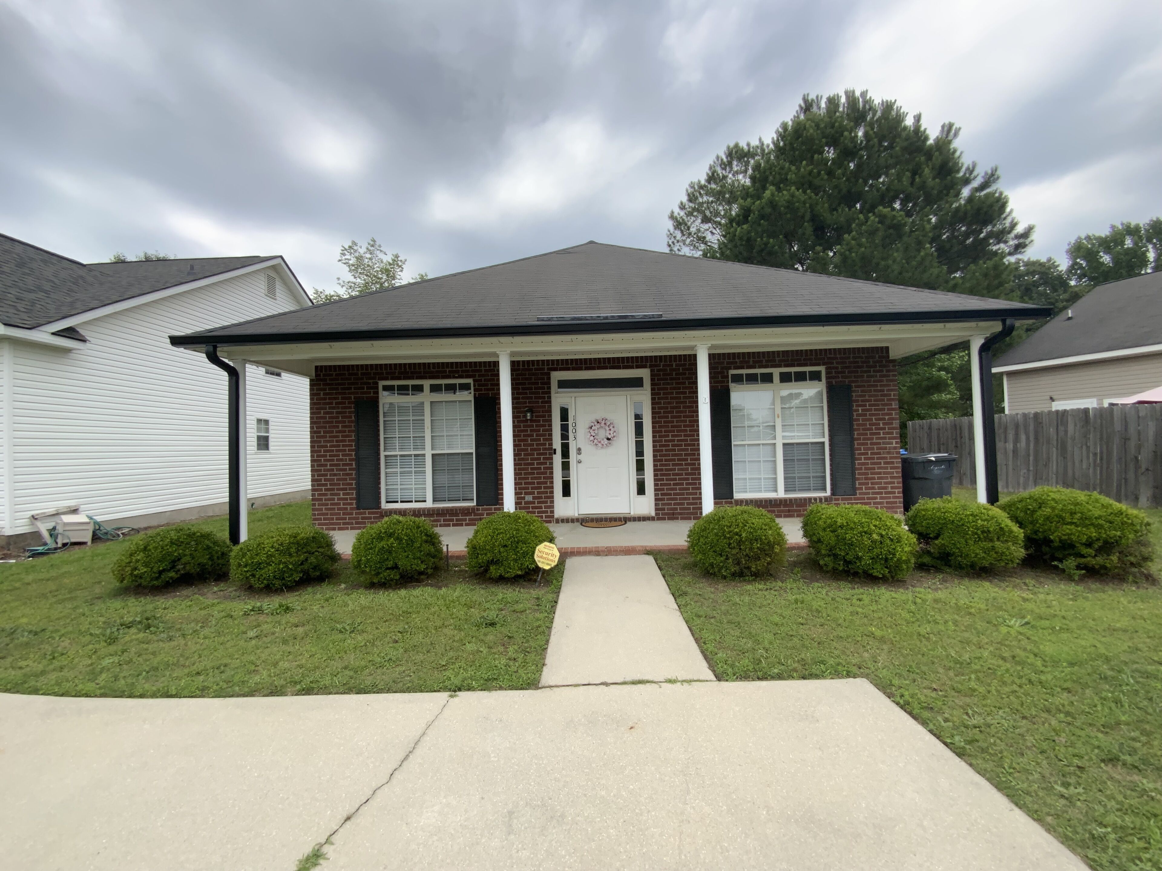 Delightful patio home in golf course community
