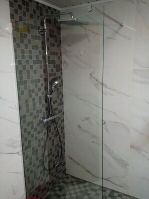 Shower, hair dryer, toilet paper - Superbe Appartement Rénové, vue sur mer et Garage, à Llança à 100m de la Plage i (Llançà)