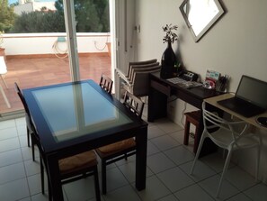 Interior - Superbe Appartement Rénové, vue sur mer et Garage, à Llança à 100m de la Plage i (Llançà)