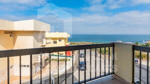 A balcony with a view of the sea and a parking area. - Villa Soleil by Acasadascasas (Mafra)