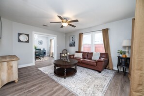 TV - Cozy home is 5 min from Shannon Medical facility 2/2 (San Angelo)