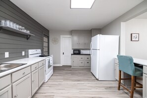 Fridge, microwave, oven, stovetop - Cozy home is 5 min from Shannon Medical facility 2/2 (San Angelo)