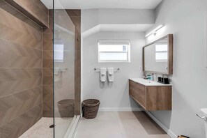 Shower, hair dryer, towels, shampoo - Modern 4BR Villa w/ Pool • BBQ • 12 Min to Beach (Miami)