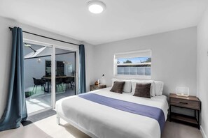 4 habitaciones, escritorio y tabla de planchar con plancha 