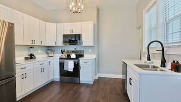 KĂŒhlschrank, Mikrowelle, Ofen, Herdplatte