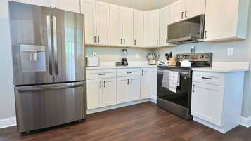 Een koelkast, een magnetron, een oven, een kookplaat