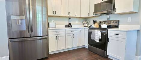 Frigorífic, microones, forn i placa de cuina