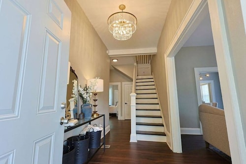 NEW! Classy 3BR Home ~ 5 min to DT + Eateries