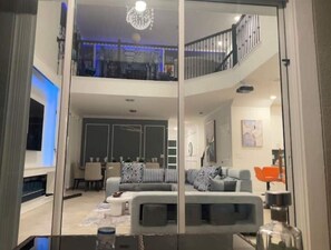 Living area - Luxury Living - 5BR/5BA Home Near Disney & Golf! (Davenport)
