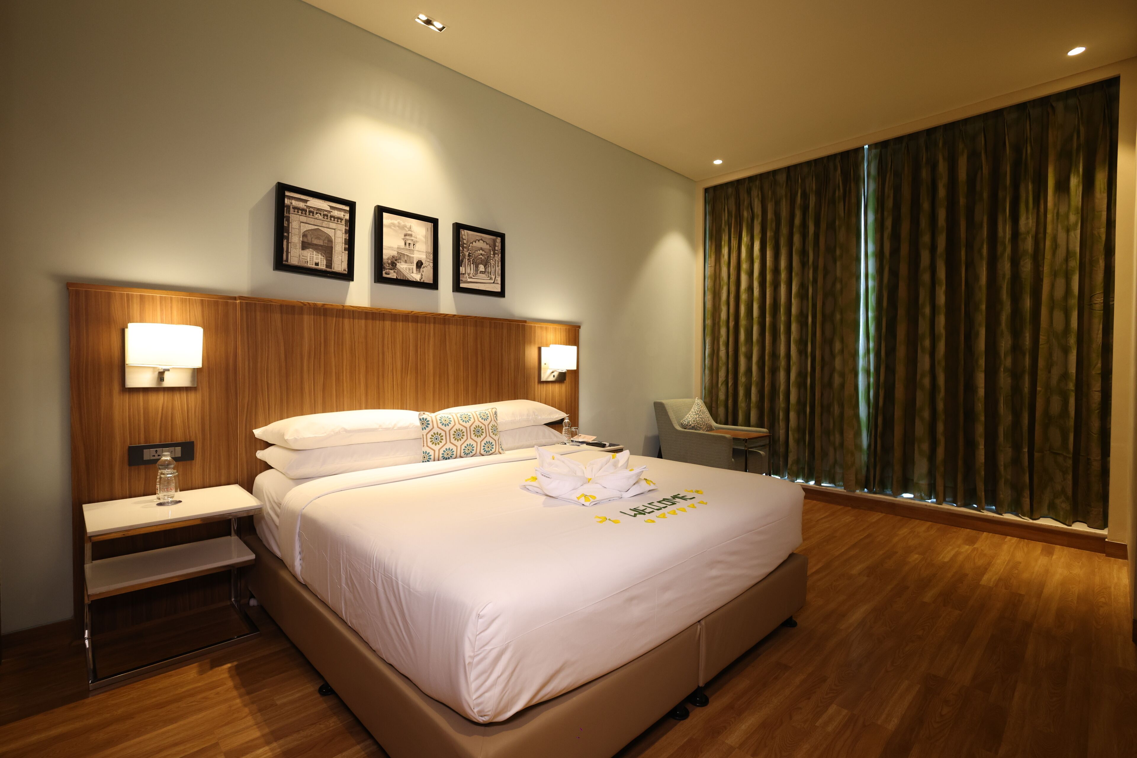 Premium Room, 1 King Bed, Non Smoking | Premium bedding, minibar, in-room safe, desk