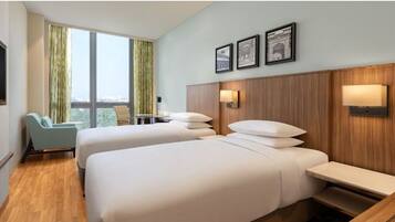 Luxe beddengoed, een minibar, een kluis op de kamer, een bureau