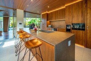 Fridge, microwave, oven, stovetop - KAMA (Canggu)