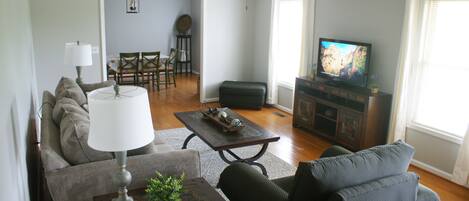 TV connectée, cheminée, table de tennis de table