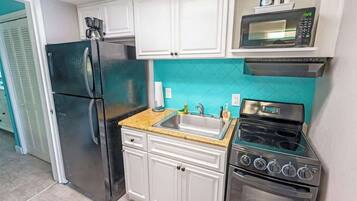 Geladeira, micro-ondas, fogão, cooktop