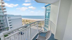 Un balcon avec vue sur la plage et l’océan.