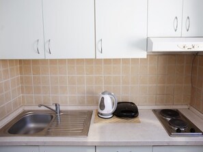 Kühlschrank, Mikrowelle, Herdplatte, Toaster