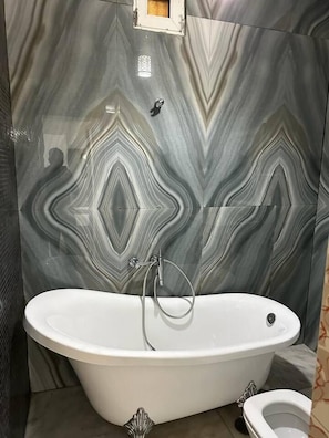 Apartment, 2 Queen-Betten | Badezimmer | Dusche, Haartrockner, Handtücher