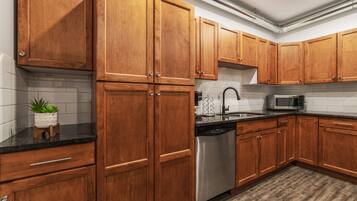 Een koelkast, een microgolfoven, een oven, een kookplaat