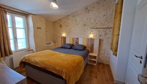 2 bedrooms, desk, iron/ironing board, free WiFi