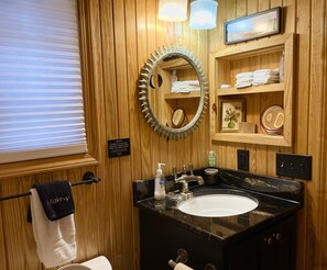 吹风机、毛巾、肥皂、洗发水